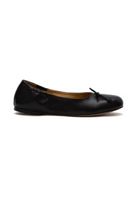 Ballerina flat nera realizzata in pelle liscia. Presenta un dettaglio a fiocco sulla punta e una suola bassa e flessibile per il massimo comfort.