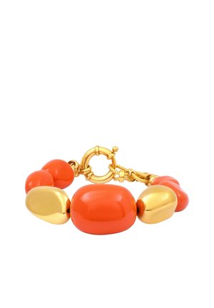 Bracelet avec de grosses perles lisses alternées orange et or et un fermoir circulaire en or.