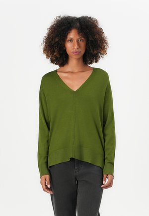 Suéter verde de pico con mangas largas, que presenta un corte holgado y un dobladillo ligeramente redondeado. Textura suave de punto con puños acanalados.