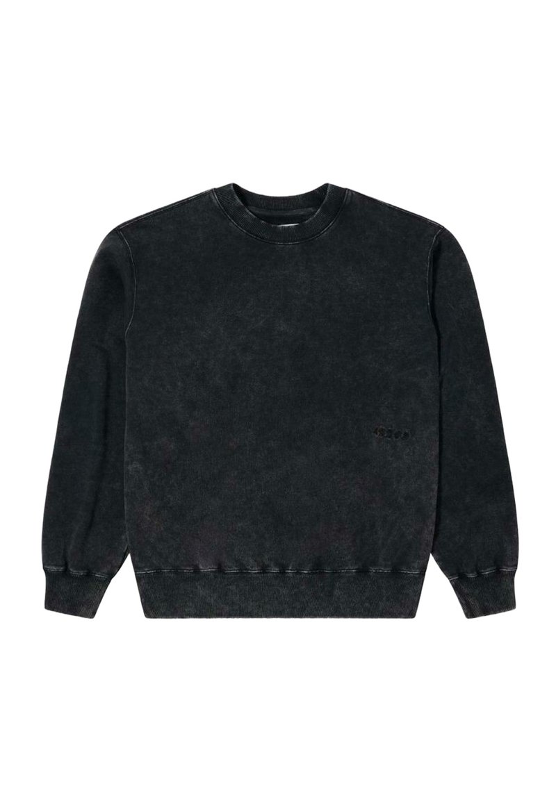 Zwarte sweatshirt met lange mouwen en ronde hals, voorzien van geribbelde manchetten en zoom, met een subtiele vervaagde textuur en een klein geborduurd logo aan de voorkant.