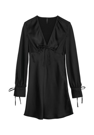 Schwarzes Satin-Kleid mit langen Ärmeln, V-Ausschnitt und einer Schleifenakzentuierung an der Brust. Verfügt über geraffte Manschetten mit Bindebändern und eine fließende Silhouette.