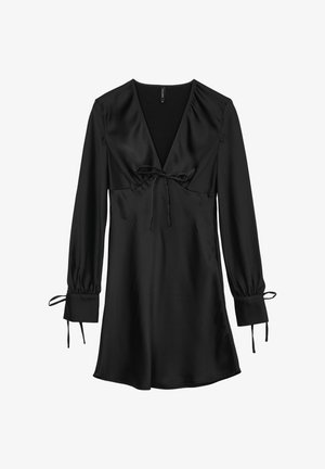 Schwarzes Satin-Kleid mit langen Ärmeln, V-Ausschnitt und einer Schleifenakzentuierung an der Brust. Verfügt über geraffte Manschetten mit Bindebändern und eine fließende Silhouette.