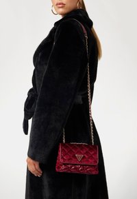 Guess GIULLY COMP - Umhängetasche - rosso