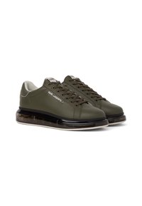 Sneakers verde oliva con una toma sintetica liscia, suola nera con cuscino d'aria e dettaglio del linguetta con marchio. Caratterizzati da lacci rotondi e cuciture piatte.