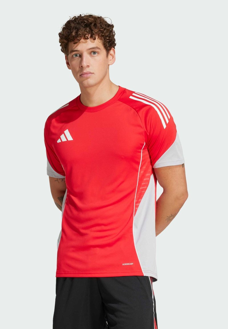 Rotes kurzärmliges Sportshirt mit grauen Akzenten, das drei weiße Streifen an den Schultern und strukturierte Seitenteile aufweist. Hergestellt aus atmungsaktivem Material.