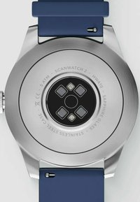 Smartwatch mit einem Gehäuse aus Edelstahl, Saphirglas und blauem Silikonarmband. Verfügt über vier Sensoren auf einer schwarzen runden Oberfläche.