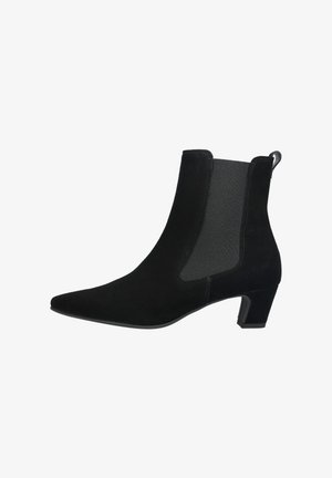 Bottine en daim noir avec petit talon bloc, bout pointu, panneau latéral élastique et languette à l'arrière.