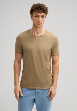 T-shirt marron à manches courtes avec un col rond, fabriqué en tissu en coton doux. Présente un design simple avec des détails de couture subtils.