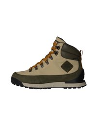 Wysokie buty trekkingowe w kolorze beżowym i oliwkowym, z cholewką z zamszu i tkaniny, brązowymi sznurówkami oraz wytrzymałą czarną gumową podeszwą.