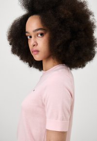Tommy Hilfiger SHORT SLEEVE KNIT - Paprasti marškinėliai - delicate pink