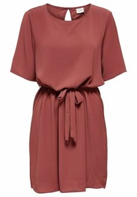 Robe à manches courtes en tissu couleur rouille, dotée d'une ceinture à la taille et d'un dos en œil de serrure. Texture lisse avec une coupe décontractée.