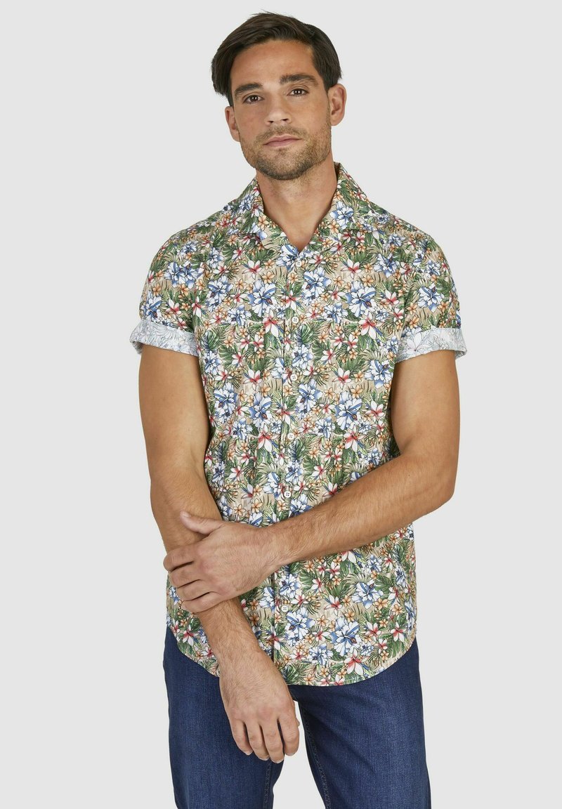 Hemd mit kurzen Ärmeln in einem mehrfarbigen Blumenmuster mit grünen, blauen und roten Akzenten; der Stoff hat eine leichte Textur.