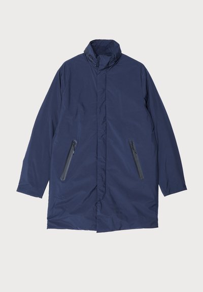 Tumši zils parka jaka ar augstu apkakli, kurai ir divas ar rāvējslēdzēju aizveramas sānu kabatas un gluda, viegla auduma.