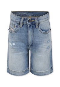 Shorts in denim bluastro con un design strappato, dotati di chiusura a bottone, cinque tasche e orlo sfrangiato.