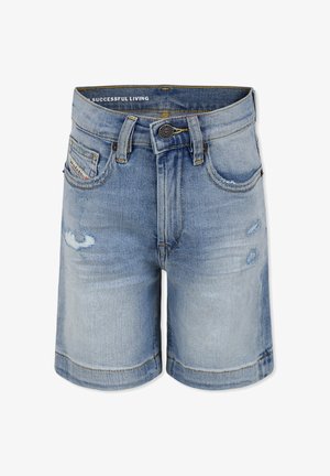 Shorts in denim bluastro con un design strappato, dotati di chiusura a bottone, cinque tasche e orlo sfrangiato.