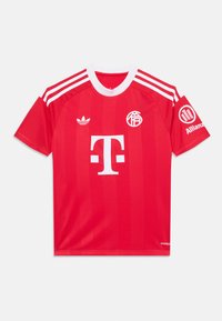 Camisa roja con franjas blancas, cuello en V y logo en el pecho. Marca destacada en las mangas. Fabricada con tejido transpirable.