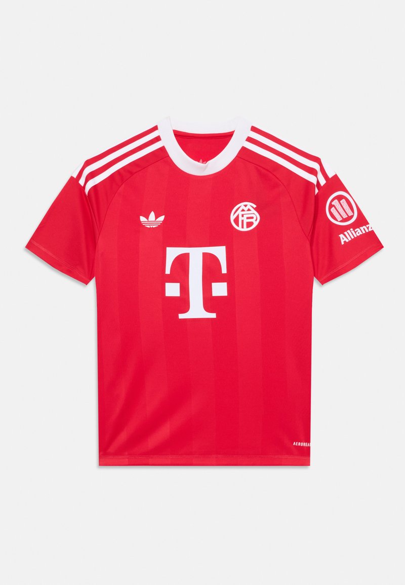 Camisa roja con franjas blancas, cuello en V y logo en el pecho. Marca destacada en las mangas. Fabricada con tejido transpirable.