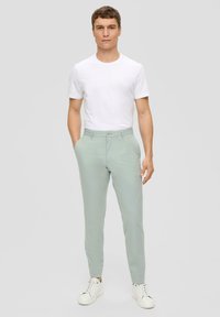 s.Oliver BLACK LABEL MIT SLIM LEG - Chinos - salbeigrün