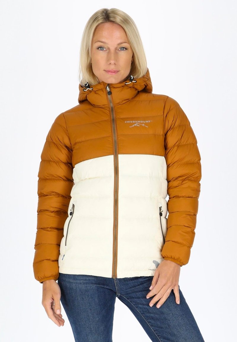 Puchowa kurtka z brązową górą i białym dolnym fragmentem, wyposażona w kaptur, zamek błyskawiczny oraz dwie boczne kieszenie. Teksturowany, pikowany wzór.