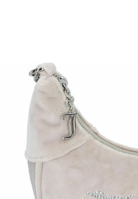 Borsa in finta suede beige con forma arrotondata. Presenta un accento in catena argentata e un tirazip decorativo a forma di "J". Superficie testurizzata con una leggera lucentezza.