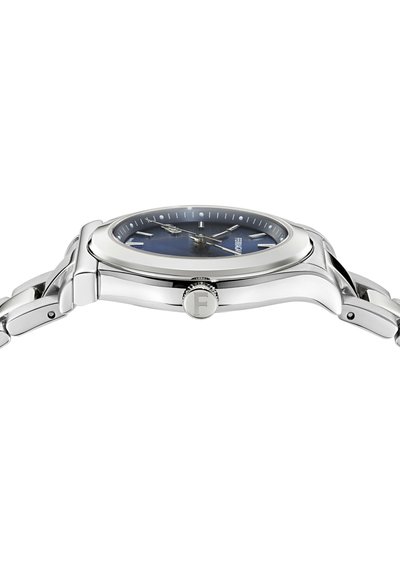 Montre-bracelet en métal argenté avec un cadran bleu, trois aiguilles et une couronne gravée d'un F, vue de profil avec le bracelet à maillons visible.