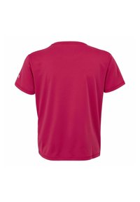 Camisa de manga corta en rosa brillante, hecha de tela suave, presenta un cuello redondo y un diseño minimalista sin patrones ni acentos visibles.