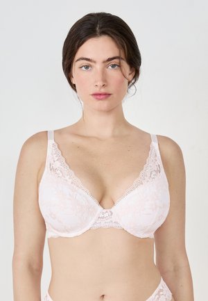 Zacht roze beha met kant, gevormde cups, verstelbare bandjes en bloemenpatroon. Gladde textuur met golvende randen langs de halslijn.