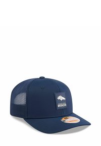 Marineblaue Baseballmütze der Denver Broncos mit Netzrücken, verstellbarem Riemen und Logo-Patch auf der Vorderseite.