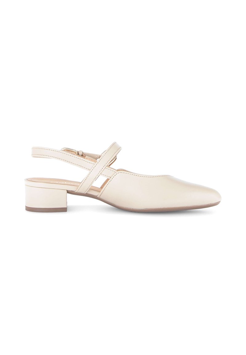 Chaussure beige à talon bas avec bride arrière, bout pointu, lanières croisées et fermeture à boucle, présentée sur fond blanc.