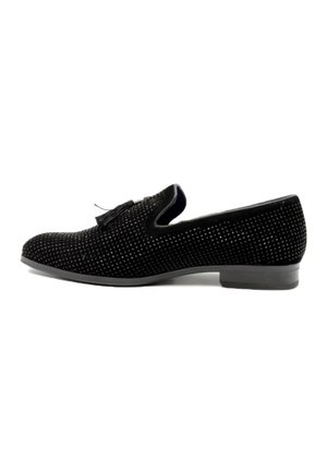 Mocassins en daim noir avec une surface texturée, présentant un bout rond, des glands décoratifs et un petit talon gris.