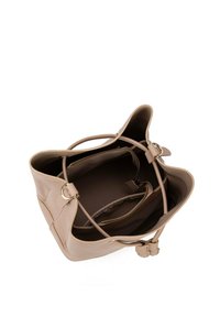 Beige leren tote bag met een gestructureerd design, voorzien van twee handvatten en interne compartimenten, inclusief een ritszak.