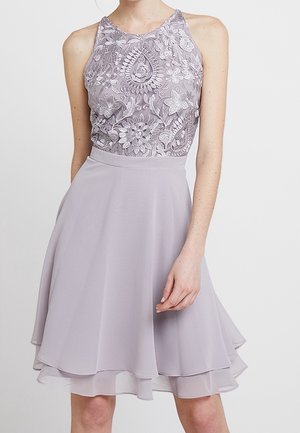 Lichtpaarse jurk met een versierde lijfje met bloemmotieven en een rok met meerdere lagen. Gemaakt van zachte, vloeiende stof.