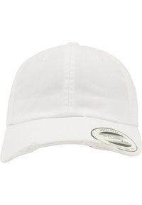 Hvid bomuldsbaseballkasket med en buet skygge og et mærke foran. Har syninger på toppen og ventilationshuller.