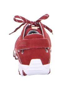 Rode suède sneakers met een mesh interieur, witte zool en geprinte veters in een strik geknoopt. Voorzien van een gepolsterde kraag en contrasterende accenten.