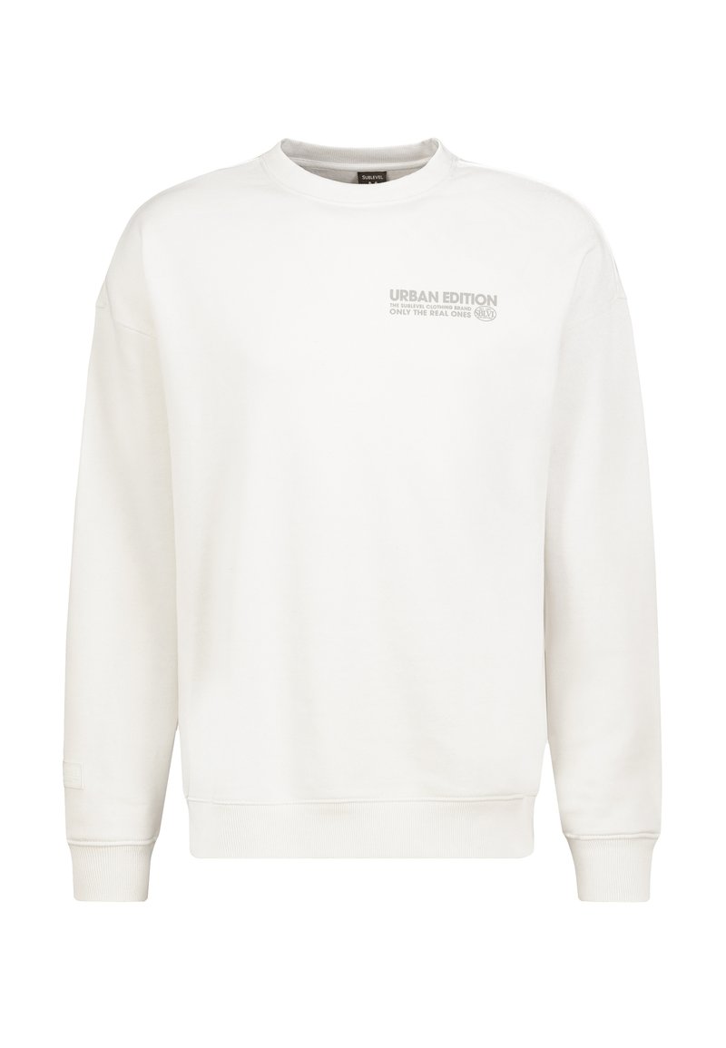 Weißes Sweatshirt mit langen Ärmeln, rundem Halsausschnitt und gerippten Bündchen. Auf der Vorderseite mit "URBAN EDITION" in hellem Grau bedruckt.