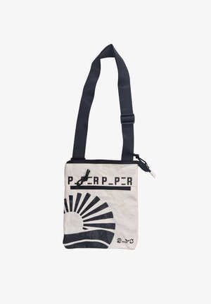 Kabelka přes tělo z bílé tkaniny s černým vzorem slunečního výbuchu. Obsahuje zipové uzavření a nastavitelný černý popruh. Ekologický materiál.