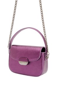 Liten metallisk lila handväska med flikstängning, korttopp handtag och silverfärgad kedjestraps.