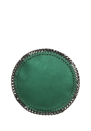 Superficie rotonda in pelle verde con cucitura a catena metallica nera lungo il bordo, texture liscia, design semplice, senza motivi o accenti aggiuntivi.