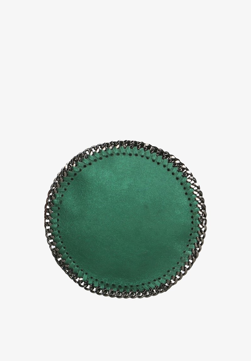 Superficie rotonda in pelle verde con cucitura a catena metallica nera lungo il bordo, texture liscia, design semplice, senza motivi o accenti aggiuntivi.