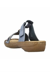 Blauwe leren sandaal met verstelbare klittenbandsluiting, getextureerde inlegzool en lichtgewicht rubberen buitenzool. Decoratieve stiksels aan de voorkant.