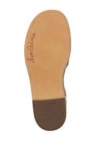 Suola di scarpa marrone con una soletta liscia color beigescuro, caratterizzata da cuciture bianche e logo "Sam Edelman" in rilievo. Area del tallone in marrone scuro testurizzato.