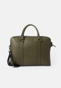 Bolso de cuero verde oliva con doble asa, correa negra ajustable y herrajes plateados. Textura lisa y diseño rectangular.