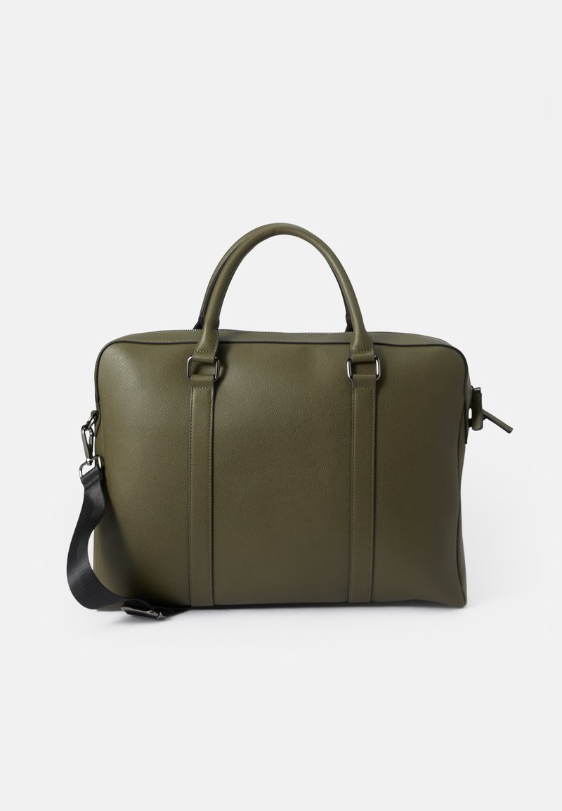 Bolso de cuero verde oliva con doble asa, correa negra ajustable y herrajes plateados. Textura lisa y diseño rectangular.