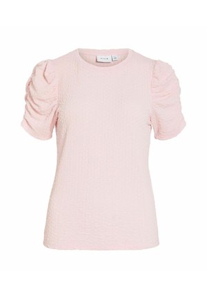 Lyserød tekstureret kortærmet bluse med puffede, rynkede ærmer og rund halsudskæring, forfra.