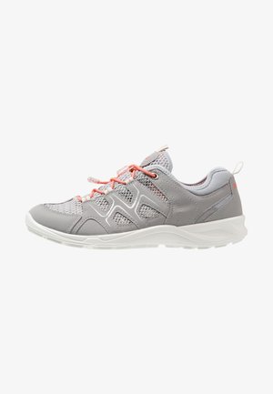 Chaussure de sport en mesh gris clair et tissu, avec des lacets élastiques corail et une semelle blanche, vue de côté extérieur.