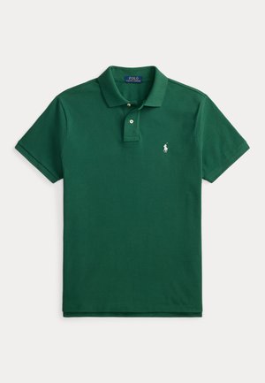 Zielony polo z krótkim rękawem, plisą na dwa guziki i małym białym haftowanym logo konia na lewej piersi.