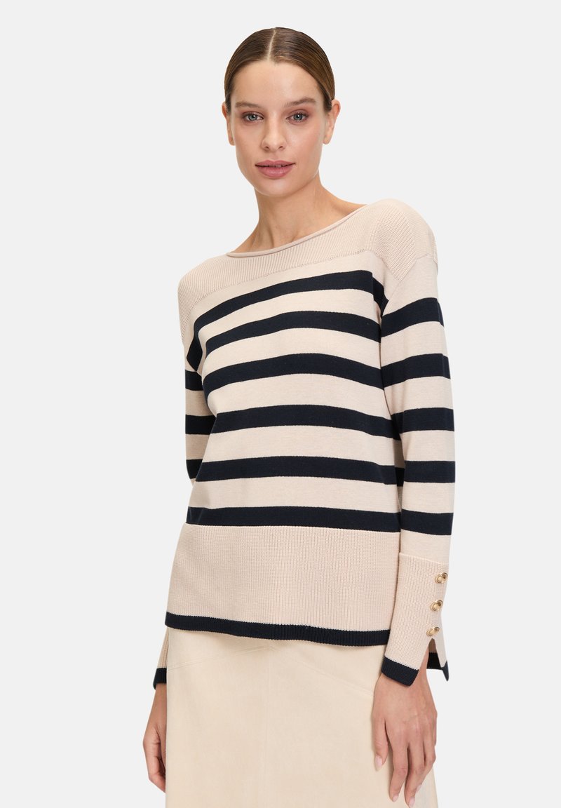 Beige en marineblauw gestreepte trui met een brede halslijn, ribbeltextuur, knoopaccenten op de manchetten en zijsplitten aan de zoom.