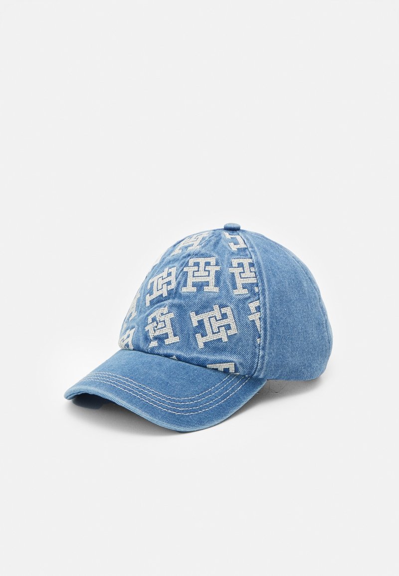 Casquette de baseball en denim bleu avec un motif blanc entrelacé "H" répété sur les panneaux avant et des coutures blanches visibles sur la visière.