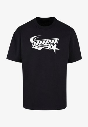 Svart t-shirt i bomull med korta ärmar, med en stor vit grafisk logotyp och stjärndesign på framsidan. Rund hals, avslappnad passform.