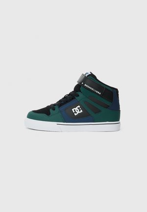 Hoge sneakers met een mix van teal, zwart en marineblauwe materialen. Kenmerken zijn een strap, textuurpannels en een opvallend logo-accent. Witte zool.